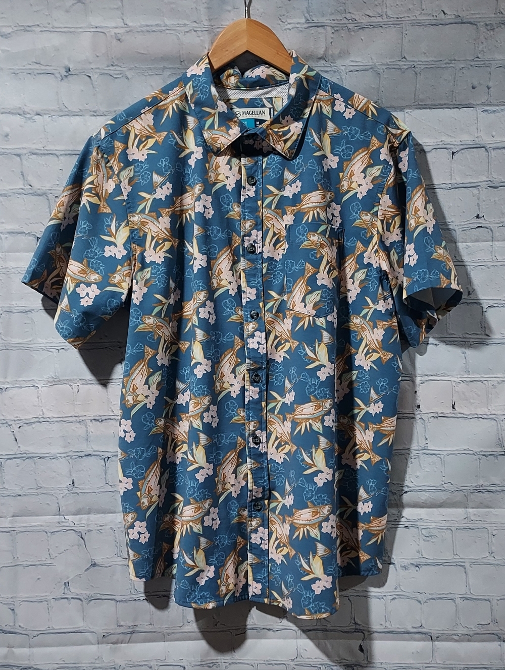 Magellan Outdoors Fish Gear Classic Fit Moisture Wicking Mens M Casual Button